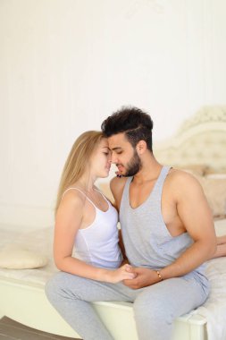 İspanyol erkek beyaz t gömlek sarılma sarışın beyaz kadın.