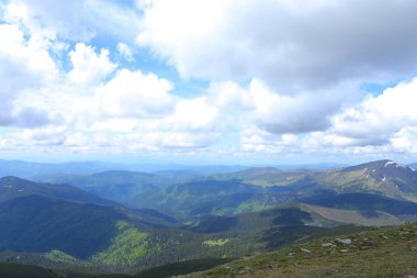 Mavi ve yeşil Karpat Dağları ile arka planda bulutlar şaşırtıcı.