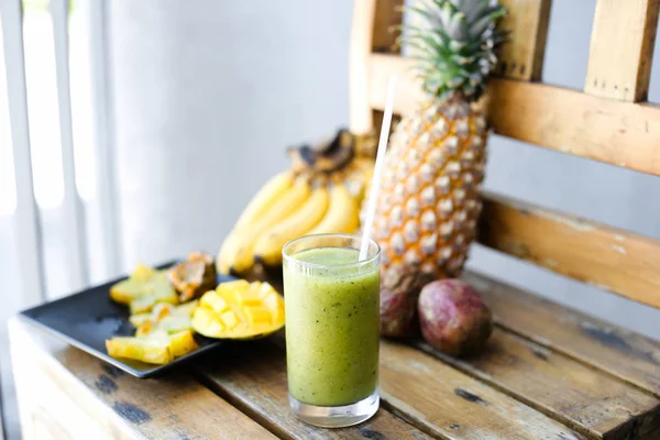 Nefis sarı muz, carambola çam apple ve ahşap sandalye, Yeşil taze kivi suyu mango ile.