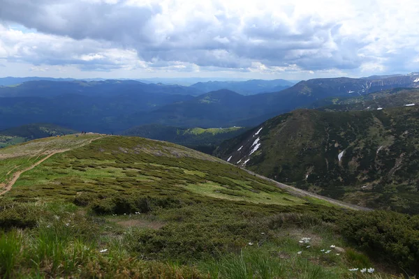 녹색 배경에서 구름과 여름 시즌에 알프스 산을 놀라운. — 스톡 사진