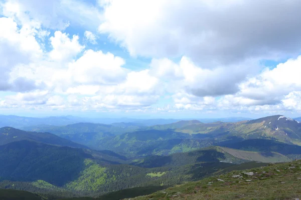 Mavi ve yeşil Karpat Dağları ile arka planda bulutlar şaşırtıcı.