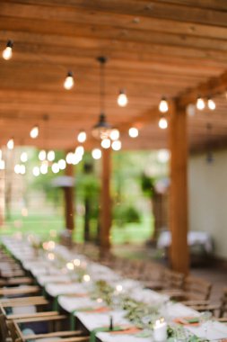 Bulanık bir şekilde dekore edilmiş tablo restoranda düğün için.