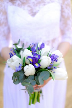 Buket çiçek tutmak Closeup gelin.