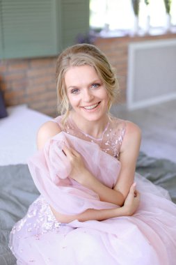 Oturma odasında ve gülümseyen mutlu sarı gelin.