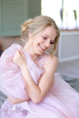 Oturma odasında ve gülümseyen mutlu Avrupa sarı gelin.