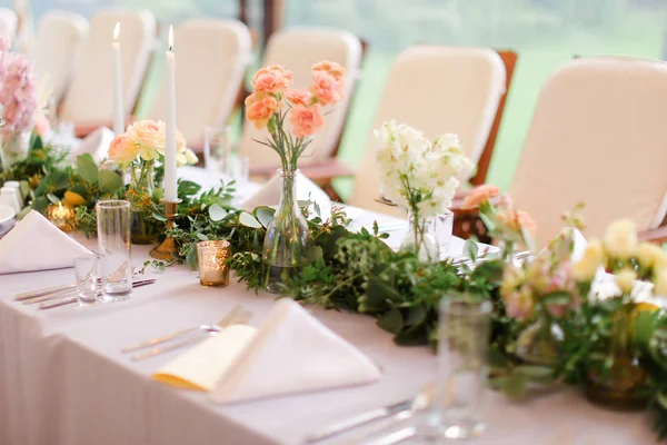 Decorated and nice served table for wedding. — Stock Photo, Image