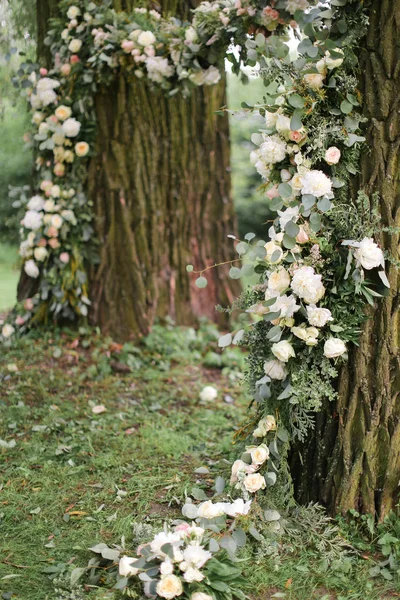 Düğün çiçek arch fotoğraf oturumu için.
