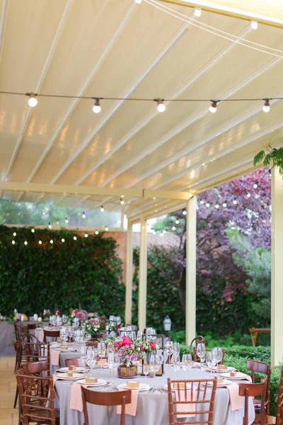 Açık hava restoranında servis edilir ve dekore edilmiş ziyafet masada.