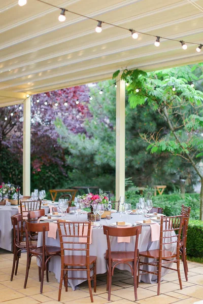 Açık hava restoranında sunulan ziyafet masada.