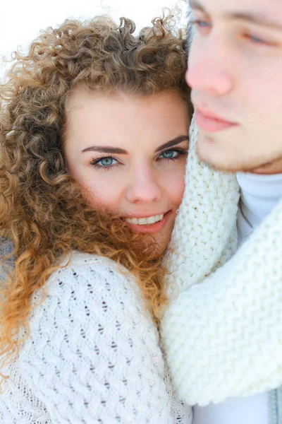 Cerca de las caras de la mujer caucásica y el hombre abrazándose . —  Fotos de Stock