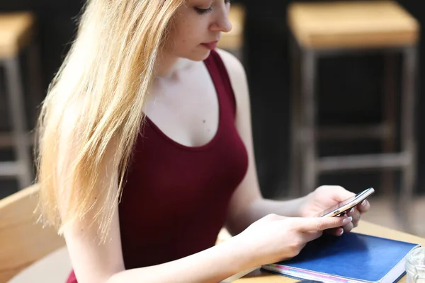 Mujer joven usando smartphone para aprender en la universidad . — Foto de Stock