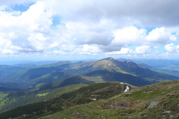 İnanılmaz yeşil Alp Dağları ve arka planda bulutlar.