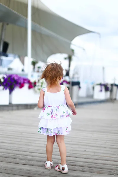 Niña vistiendo vestido caminando sola en verano . — Foto de Stock