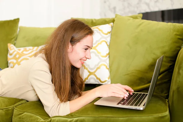 Visagist lady communicating with friend using laptop. — Stock Photo, Image