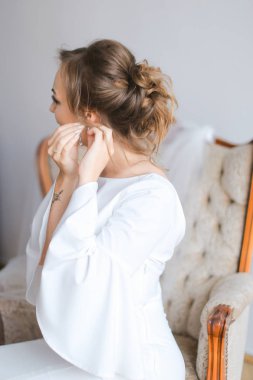 Beyaz gelin soyunma küpe.