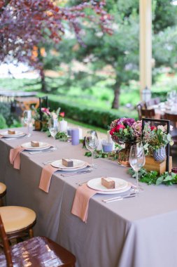 Açık hava kafe ziyafette bir şekilde dekore edilmiş ve hizmet masalar.