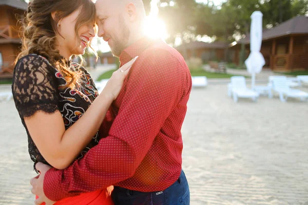 Bald marido europeu vestindo camisa vermelha e abraçando esposa . — Fotografia de Stock