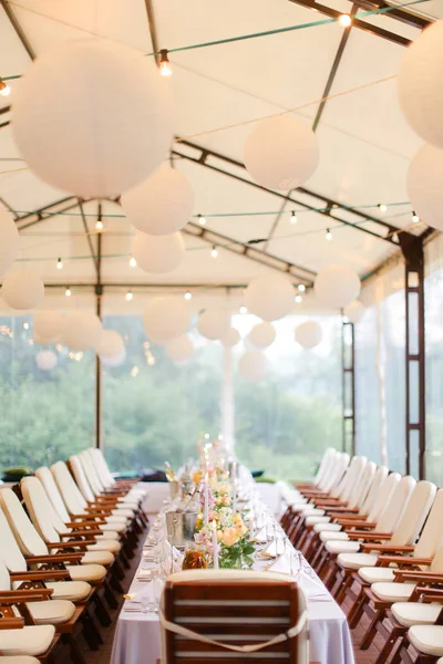 Mesa larga decorada y servida en el restaurante para banquete . — Foto de Stock