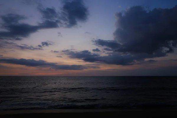 Orilla del mar vacía y salida del sol, nubes en el cielo en el fondo . — Foto de Stock