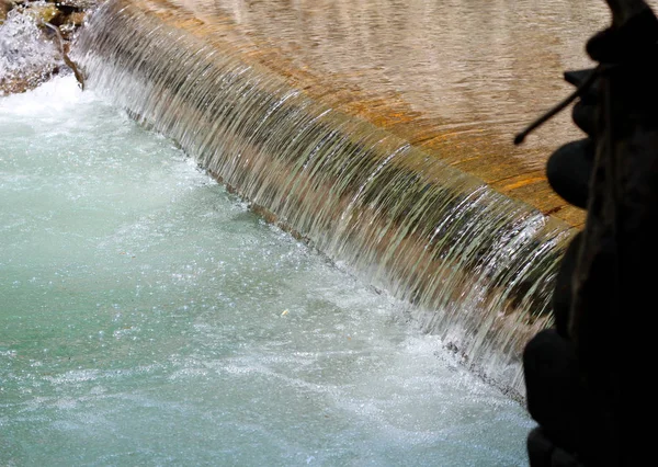 Wasserfall auf dem Damm. — Stockfoto