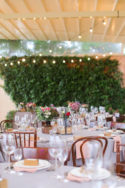 Açık hava restoranında ziyafette bir şekilde dekore edilmiş ve hizmet masalar.