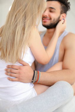 İspanyol çocuk sarılma sarışın beyaz kadın beyaz t gömlek giymiş.