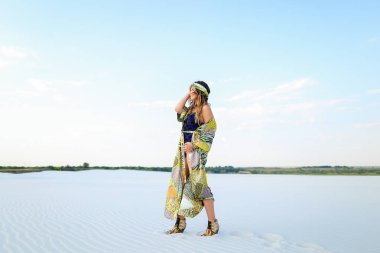 Siyah mayo ve yeşil beach giyen kadın genç foto model 