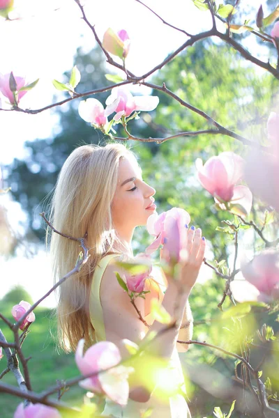 Fiatal, csinos nő magnolia-park közelében. — Stock Fotó