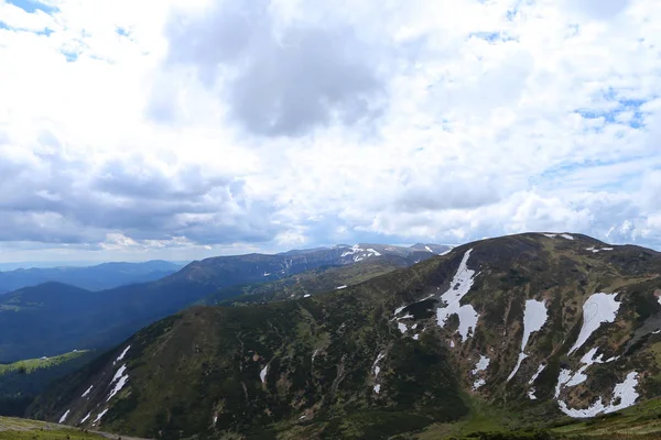 Maravillosas montañas de los Alpes en temporada de verano con nubes de fondo . —  Fotos de Stock