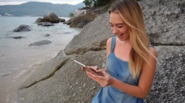 Ağır çekim programcı erkek geri kalan deniz kenarında olan tablet ile.