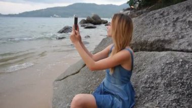 Ağır çekim gezgin kız Seaside adlı video çekim tablet kullanma