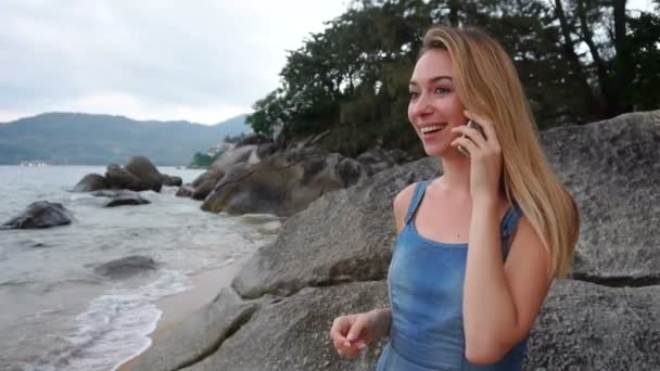 Lassú mozgás orvostanhallgató lány beszél a smartphone-tenger közelében — Stock videók
