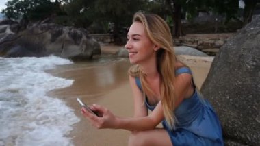 Dalgalar haddeleme tadını yavaş dansçı kadın holding smartphone