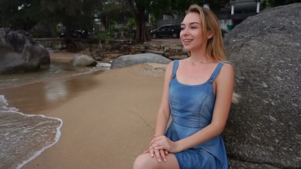 Slow-motion model vrouw op fotoshoot in de buurt van de zee. — Stockvideo
