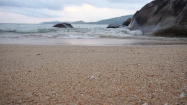 Câmara de câmara lenta a preparar-se para fotografar à beira-mar . — Vídeo de Stock