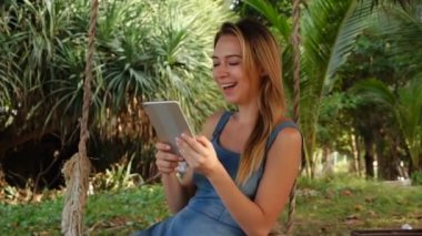 Ağır çekim Halkla İlişkiler Yöneticisi erkek komik video izlemek tablet ile