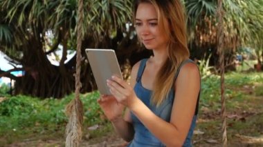 Ağır çekim muhasebeci kız arkadaşlarıyla iletişim kurmak için tablet kullanma