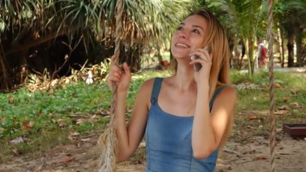 Повільний рух дієтолога жінка розмовляє по смартфону обговорюючи плани у відпустці . — стокове відео