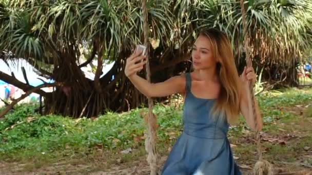 Slow motion lärare ung kvinna tar selfies med smartphone på semester — Stockvideo