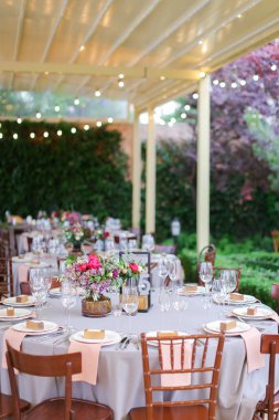 Açık hava restoranında süslenmiş ziyafet masalarında.