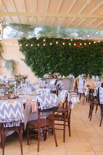 Kadehlerin masalara bakarken restoranın önündeyiz.