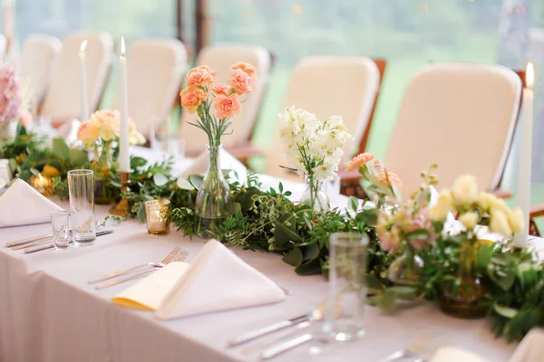 Düğün için dekore edilmiş ve hizmet tablo.