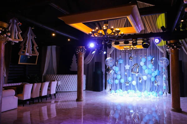 Decorado increíble escena para la fiesta de cumpleaños con globos azules y el número 4 . — Foto de Stock