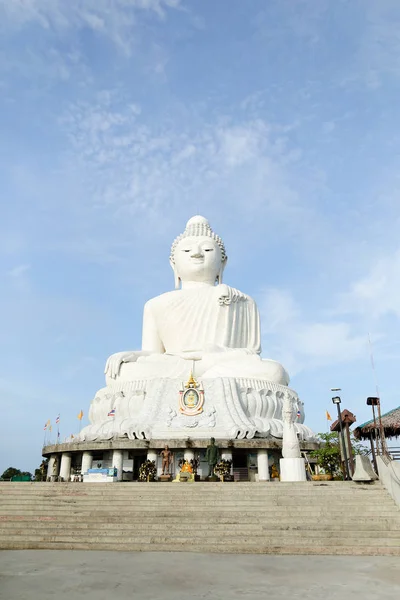 Vita stora konkreta Buddhastatyn i Phuket. — Stockfoto