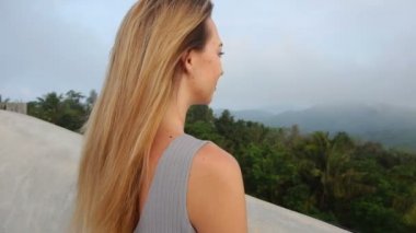 Ağır çekim programcı kız güzel doğa tatil sırasında zevk