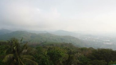 Ağır çekim tayyare yükseklikten yabancı ülke doğası itibariyle izlerken