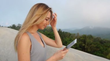 Ağır çekim hemşire tablet fotoğrafları izlerken.