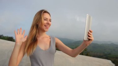 Ağır çekim öğrenci erkek veliler ile konuşan tablet ile