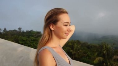 Ağır çekim şarkıcı genç kadın için klip çekim