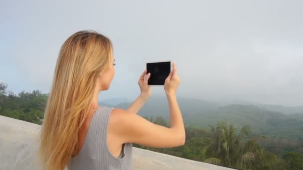 Chica economista de cámara lenta haciendo fotos en la tableta . — Vídeos de Stock